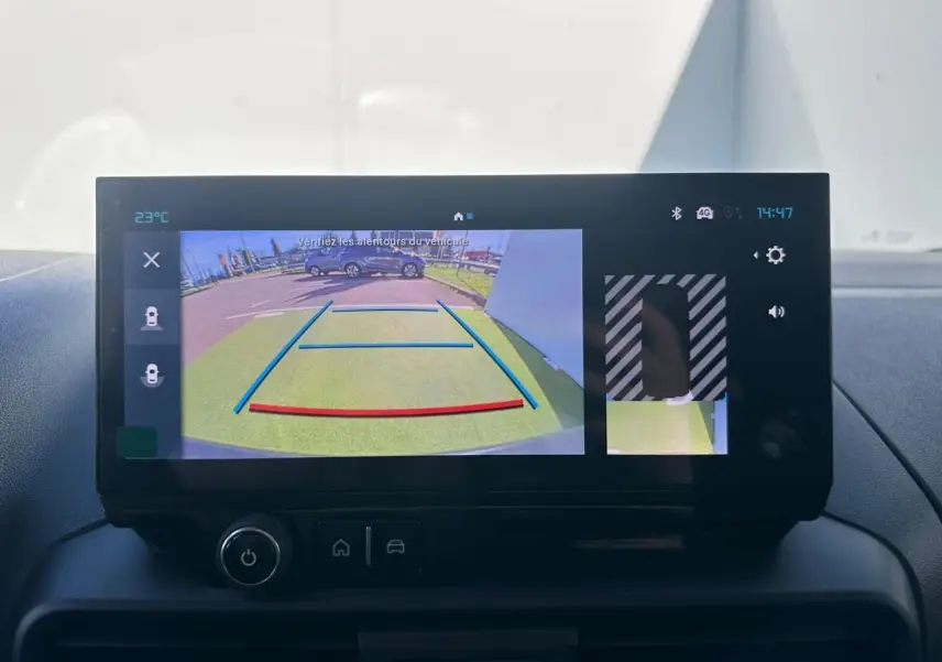 Écran tactile intérieur du Citroën Berlingo blanc montrant la caméra de recul avec guidage de trajectoire.