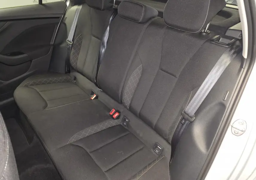 Vue latérale droite de la banquette arrière noire en tissu du Skoda Kamiq 2023 avec appuie-têtes et ceintures de sécurité visibles.
