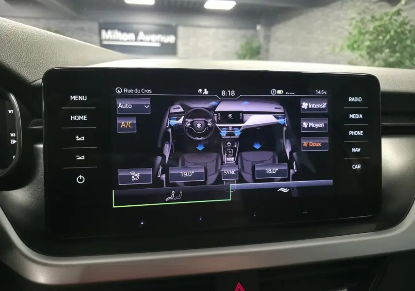 Écran tactile intérieur du Skoda Kamiq 2023 affichant le réglage de la climatisation bi-zone.