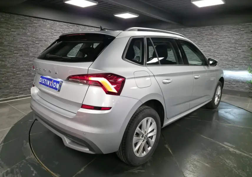 Vue 3/4 arrière droite d'un Skoda Kamiq gris métallisé 2023 avec feux arrière LED et jantes alliage 16 pouces.