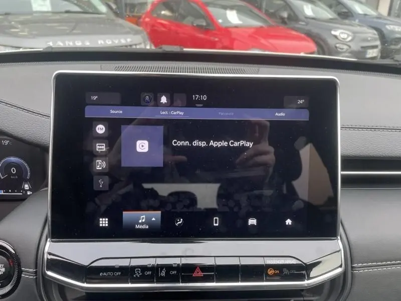 Vue intérieure centrée sur l’écran tactile du tableau de bord du Jeep Compass 2023, affichant Apple CarPlay.