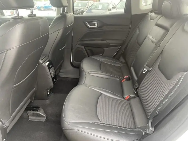 Vue intérieure côté droit des sièges arrière en cuir noir du Jeep Compass blanc 2023, version Limited 1.5 Turbo essence.