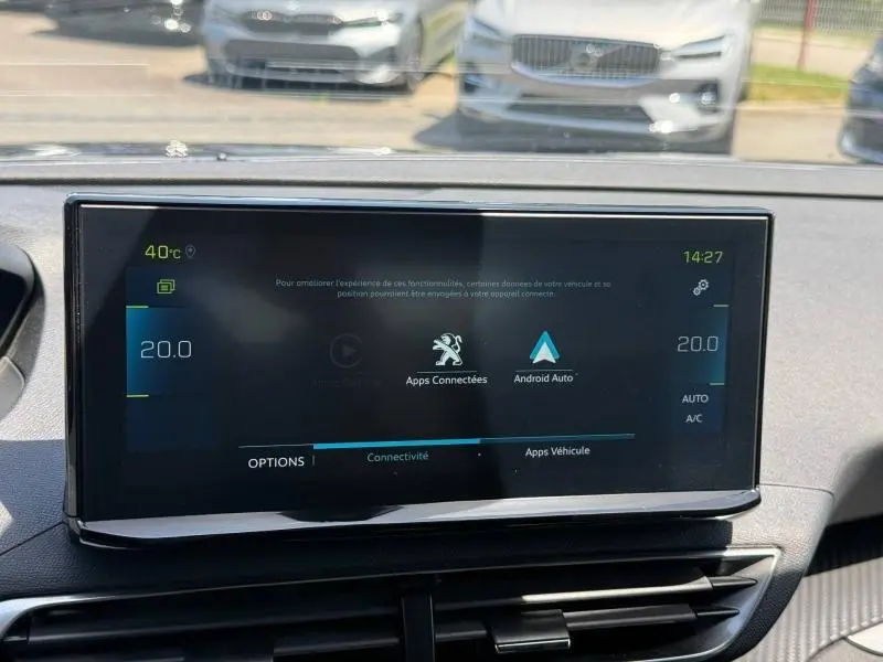 Écran tactile central du tableau de bord du Peugeot 3008 noir, affichant les options connectées Android Auto.