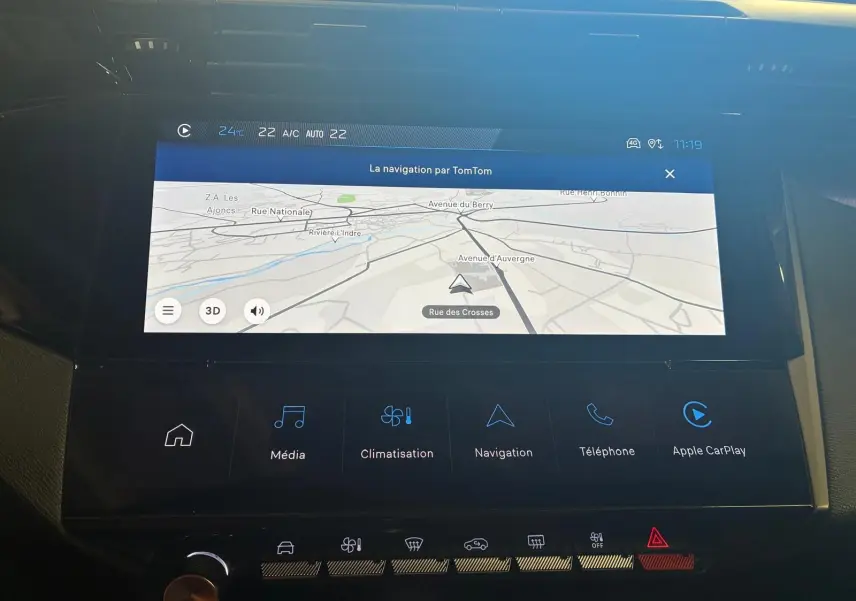 Écran tactile central de la Peugeot 308 gris 2025 affichant la navigation TomTom en mode carte.