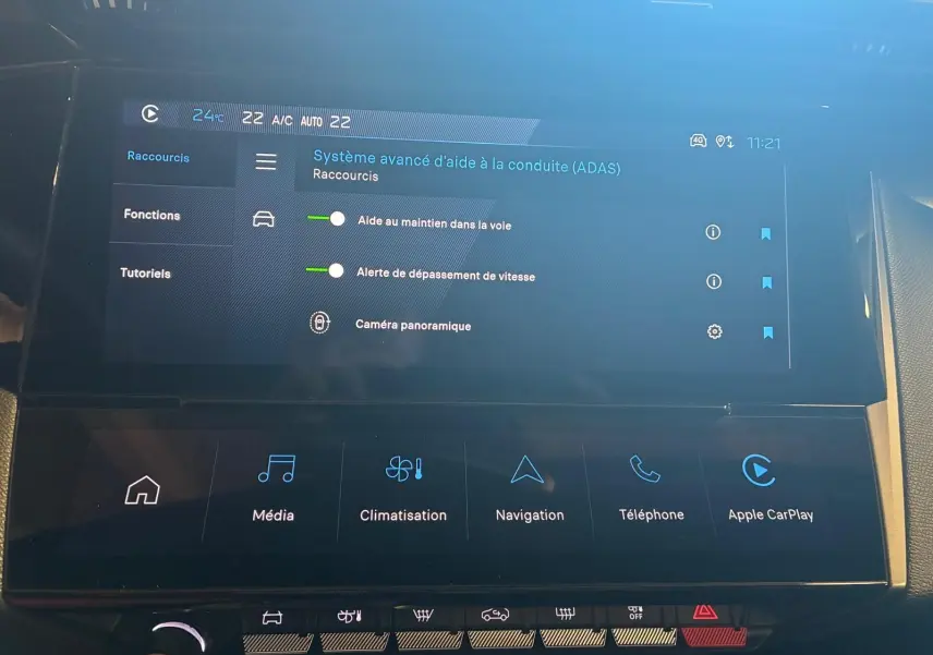 Écran tactile central de la Peugeot 308 gris montrant le menu avancé d’aide à la conduite avec options activées.