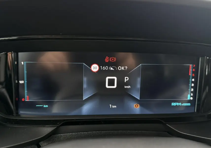 Tableau de bord numérique 10 pouces du Citroën Berlingo Multispace 2026 affichant la vitesse à 0 km/h en position parking.