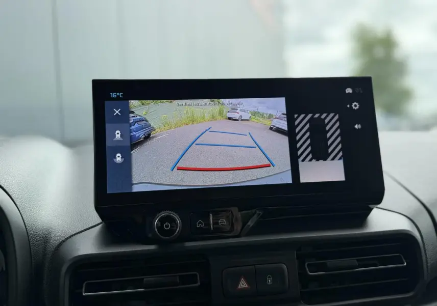 Écran tactile intérieur montrant la caméra de recul du Citroën Berlingo Multispace 2026, vue du tableau de bord.