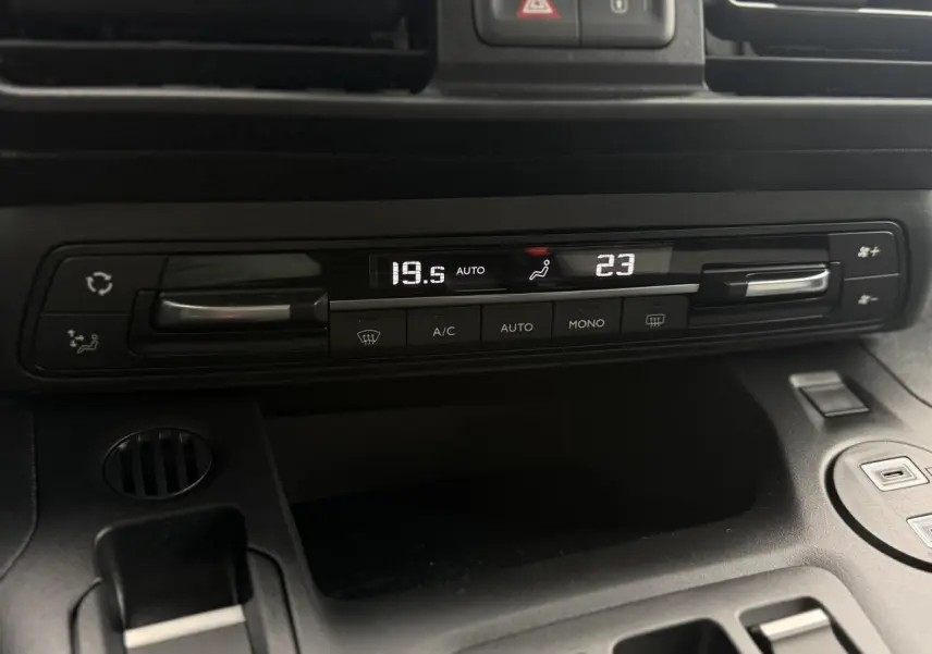 Vue rapprochée de la console centrale du Citroën Berlingo Multispace 2026, affichage numérique de la climatisation bi-zone.
