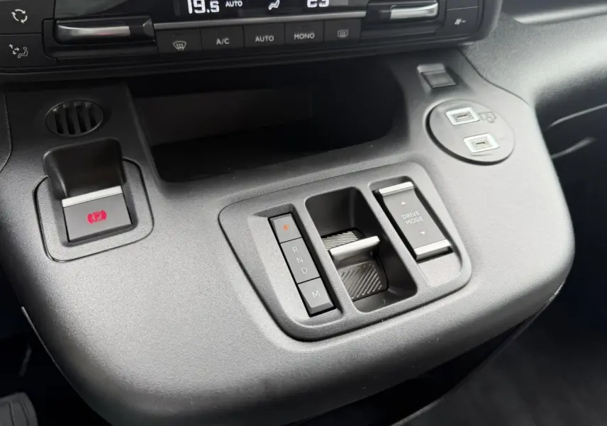Gros plan sur la console centrale du Citroën Berlingo Multispace 2026, montrant la commande de boîte auto et le bouton Drive Mode.