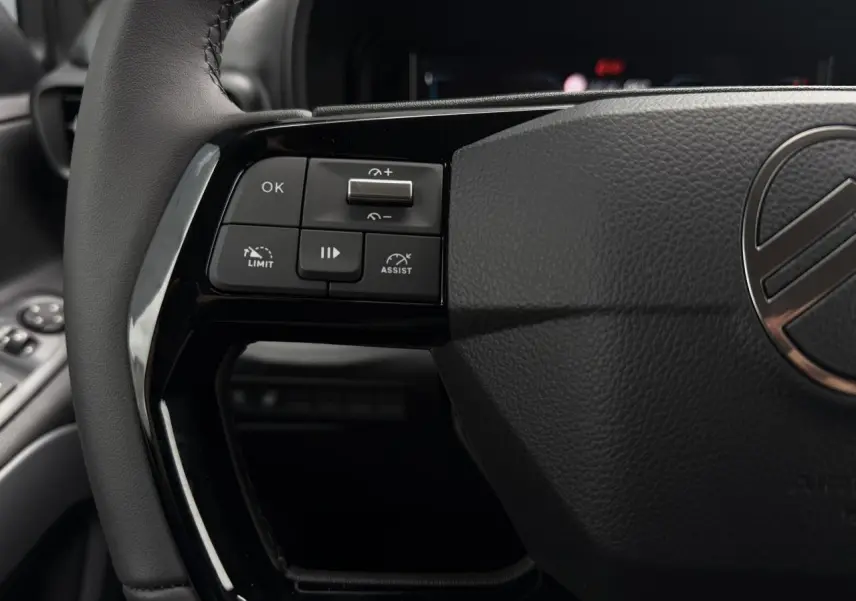 Gros plan sur le volant cuir multifonctions noir du Citroën Berlingo Multispace 2026, avec commandes intégrées à gauche.