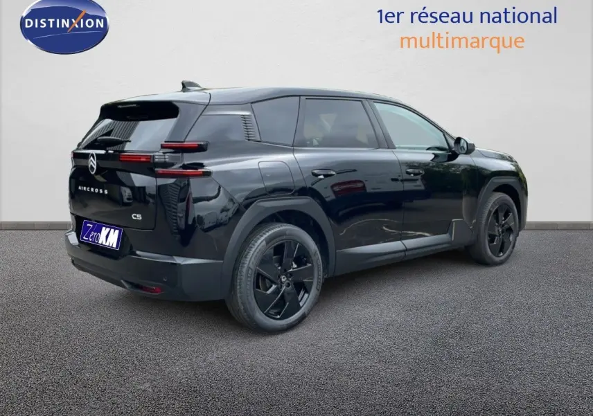 Vue 3/4 arrière droite d’un Citroën C5 Aircross Hybrid noir perle métal avec jantes noires et feux arrière LED distinctifs.