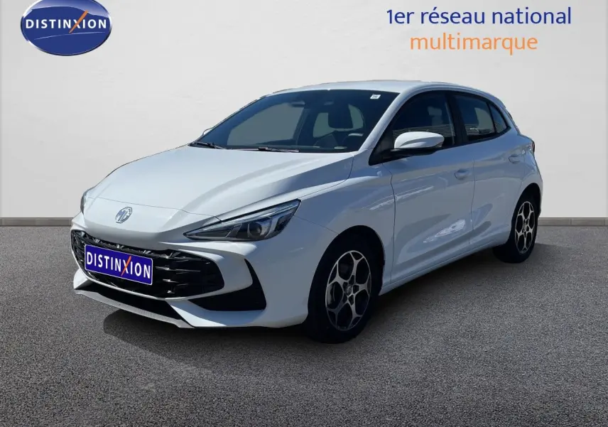 Vue 3/4 avant droite de la MG3 1.5L Hybrid+ 195ch en blanc Dover avec jantes alliage bicolores.