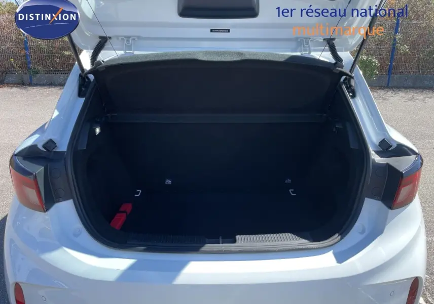 Coffre ouvert vu de l'arrière d'une MG3 1.5L Hybrid+ 195ch Comfort blanche Dover White, avec feux arrière visibles.