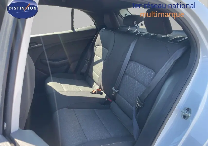 Vue intérieure côté droit sur les sièges arrière gris foncé du MG Motor MG3 2025 Dover White hybride.