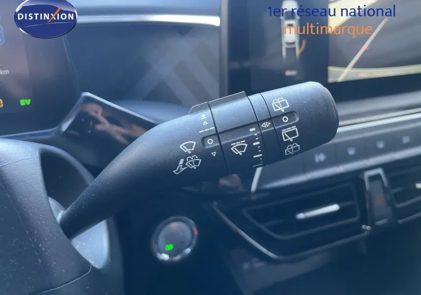 Gros plan sur la commande d’essuie-glace du MG3 1.5L Hybrid+ 195ch 2025, intérieur noir avec écran tactile visible.