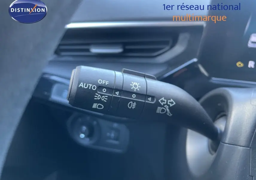 Gros plan sur la manette des feux et clignotants à gauche du volant dans l’habitacle du MG3 blanc Dover 2025.