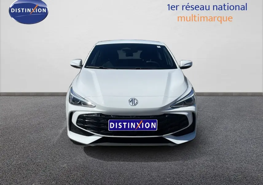 Vue avant d'une MG3 Dover White 2025 avec calandre noire et phares LED, sur fond neutre extérieur.