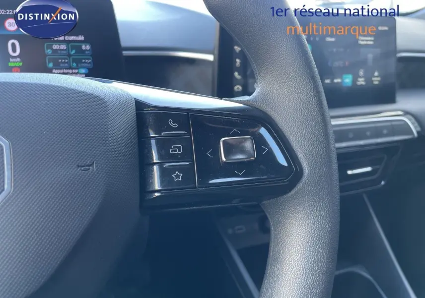 Gros plan sur le volant côté gauche de la MG3 1.5L Hybrid+ 2025 en Dover White, avec commandes multifonctions visibles.