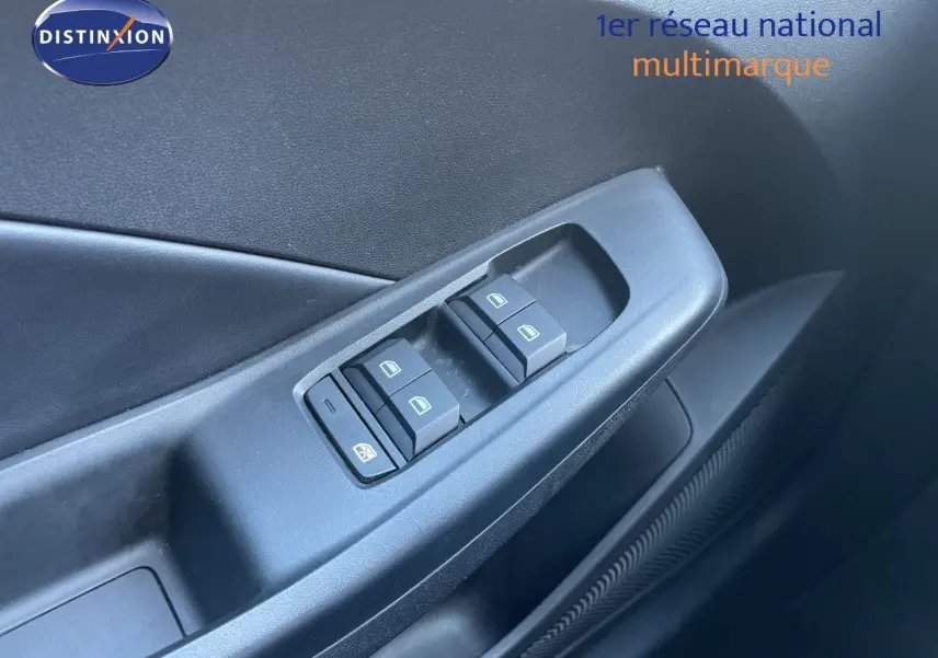 Gros plan sur les commandes des vitres électriques côté gauche de la porte intérieure d’une MG3 1.5L Hybrid+ blanche.