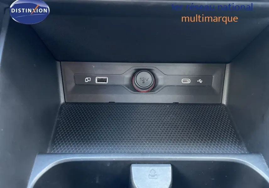 Vue rapprochée de la console centrale du MG3 2025 Dover White, montrant prises USB et allume-cigare 12V.