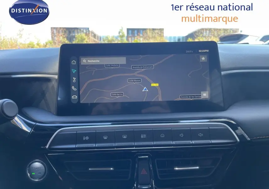 Vue intérieure centrée sur l’écran tactile du tableau de bord du MG3 Dover White 2025 avec navigation affichée.