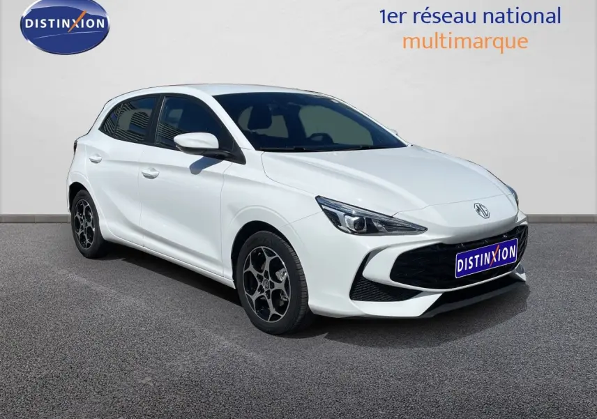 Vue 3/4 avant droite d'une MG3 1.5L Hybrid+ 195ch en blanc Dover avec jantes alliage bicolores et calandre noire.