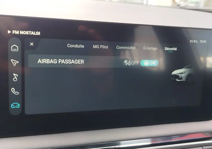 Écran tactile intérieur affichant le réglage de l'airbag passager avec une icône de MG3 Dover White en vue avant droite.