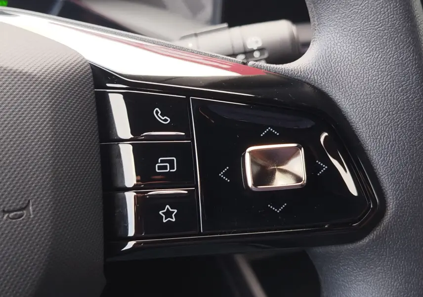 Gros plan sur les commandes multifonctions noires à droite du volant du MG3 Dover White 2025, avec boutons tactiles et molette.