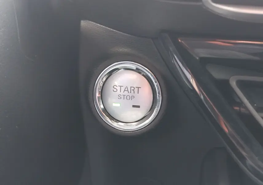 Gros plan sur le bouton Start/Stop du tableau de bord intérieur du MG3 1.5L HYBRID+ 2025 en finition Dover White.