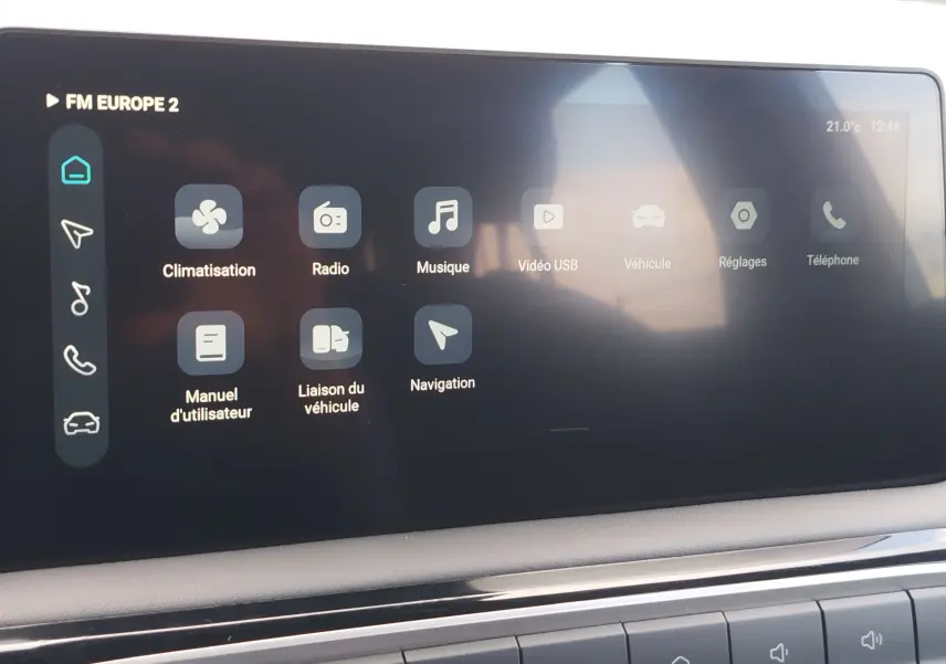 Écran tactile central du MG3 2025 en Dover White, affichant les options climatisation, radio, musique et navigation.