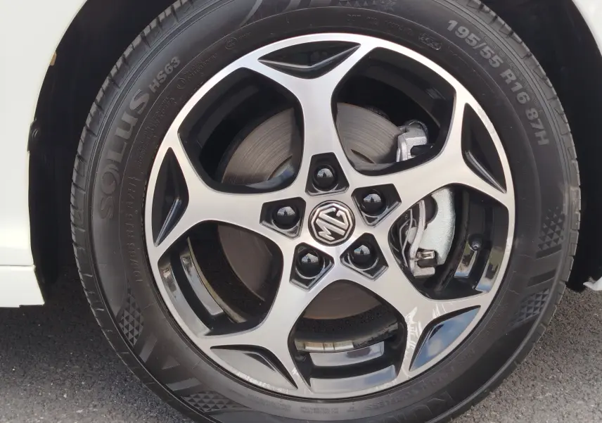 Gros plan sur la jante alliage bicolore et le pneu noir du MG3 Dover White 2025, version hybride confort.