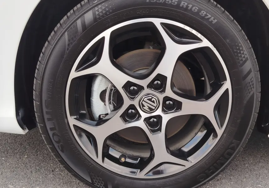Gros plan sur la jante alliage 16 pouces bicolore et pneu Kumho de la MG3 Dover White 2025.