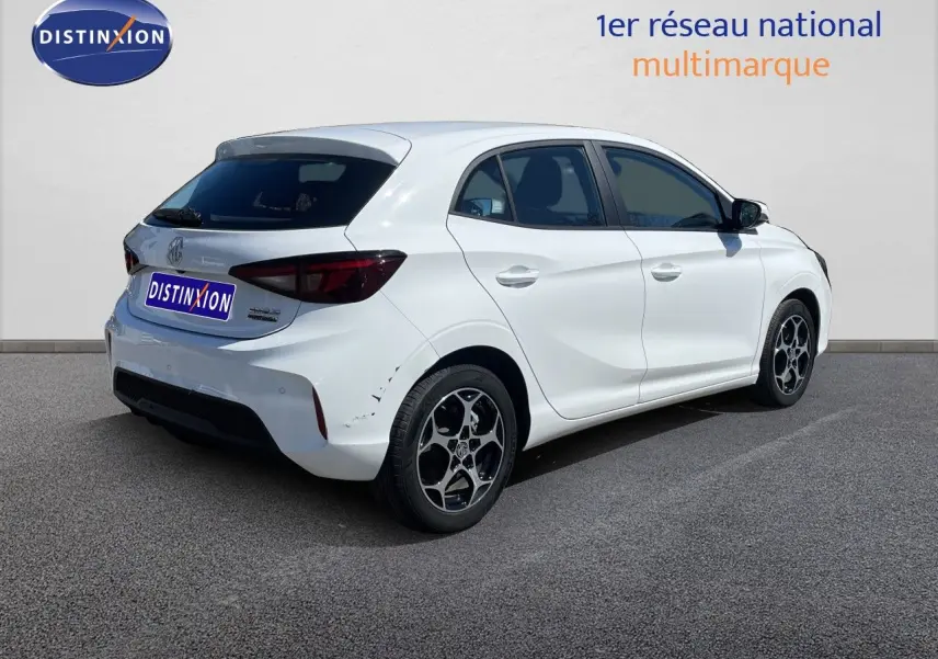 Vue 3/4 arrière droite de la MG3 1.5L Hybrid+ 195ch en blanc Dover avec jantes bi-ton et feux arrière foncés.