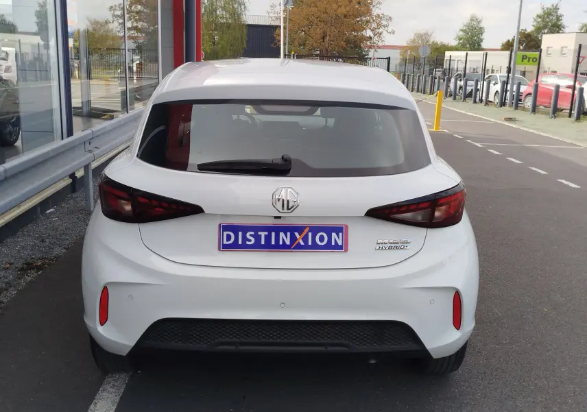 Vue arrière d'une MG3 Dover White 2025 hybride, avec feux arrière sombres et logo MG centré sur le hayon.