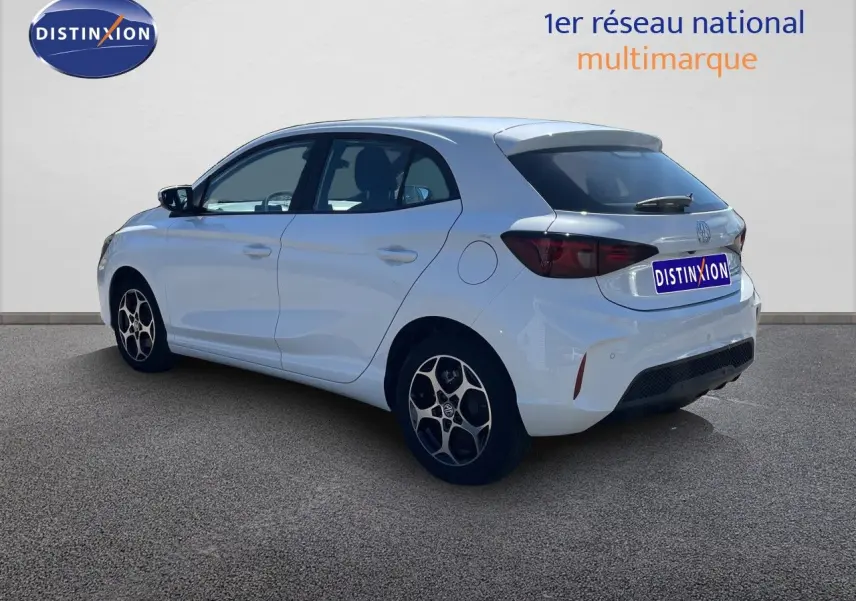 Vue 3/4 arrière droite d'une MG3 1.5L Hybrid+ 195ch Comfort blanche Dover avec jantes biton et feux arrière foncés.
