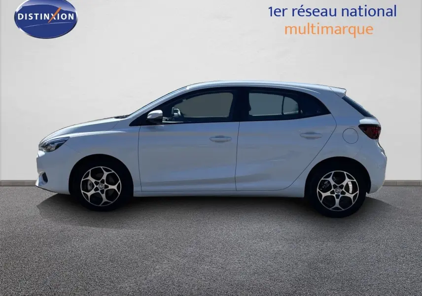 Vue latérale gauche d'une MG3 1.5L Hybrid+ 195ch en blanc Dover avec jantes alliage bicolores.
