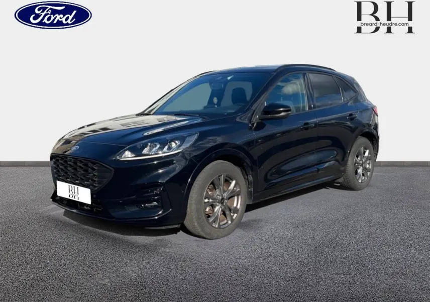 Ford Kuga noir Agate métallisé vu en 3/4 avant droit, avec vitres arrière surteintées et jantes alliage.