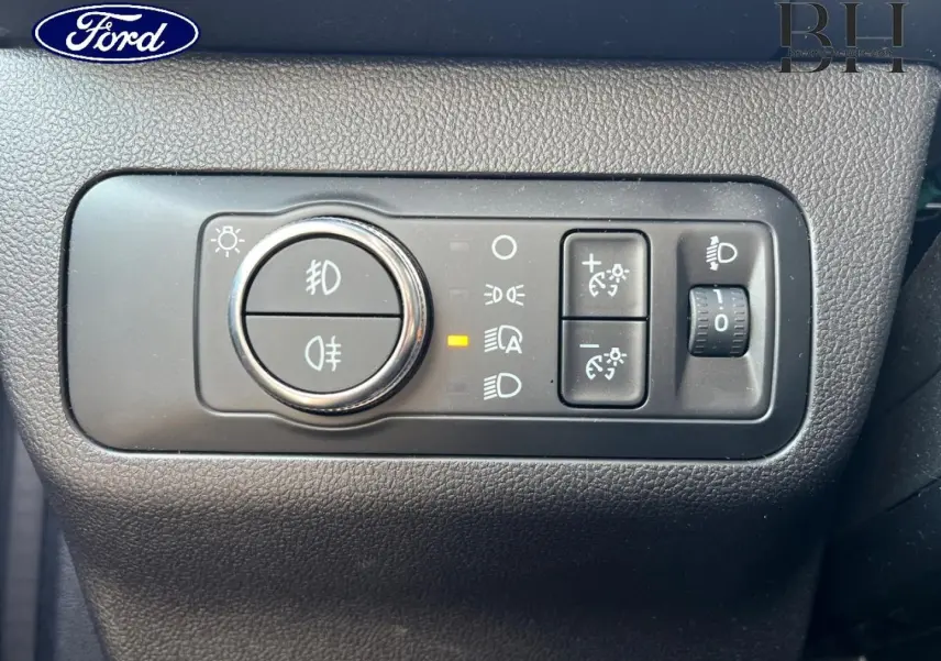 Gros plan sur les commandes d’éclairage intérieures du Ford Kuga 2023, finition ST-Line Business, avec bouton rotatif et réglages lumineux.