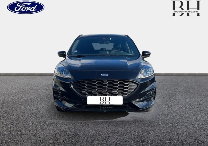 Vue frontale d'un Ford Kuga noir agate métallisé 2023 avec calandre hexagonale et phares LED distinctifs.