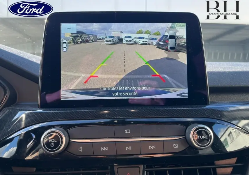 Vue rapprochée de l’écran tactile central affichant la caméra de recul du Ford Kuga noir Agate Métallisée.