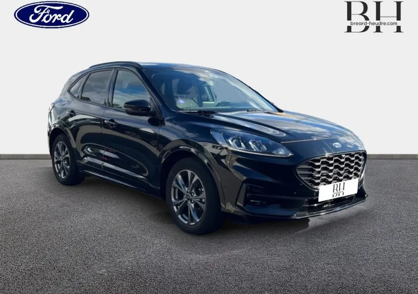 Ford Kuga noir Agate métallisé en 3/4 avant droit, mettant en valeur sa calandre distinctive et ses jantes alu.