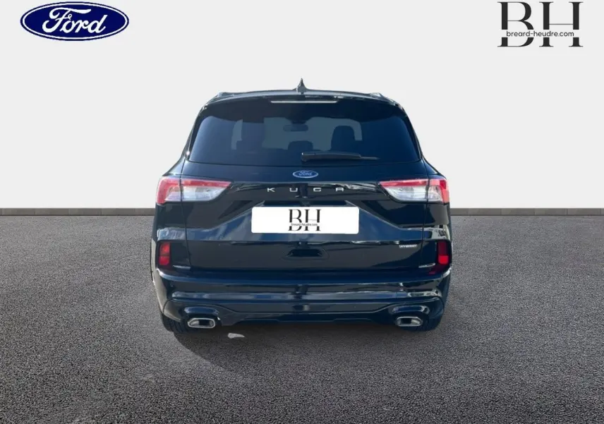 Vue arrière d'un Ford Kuga noir Agate Métallisée 2023 avec vitres arrière surteintées et double sortie d'échappement.