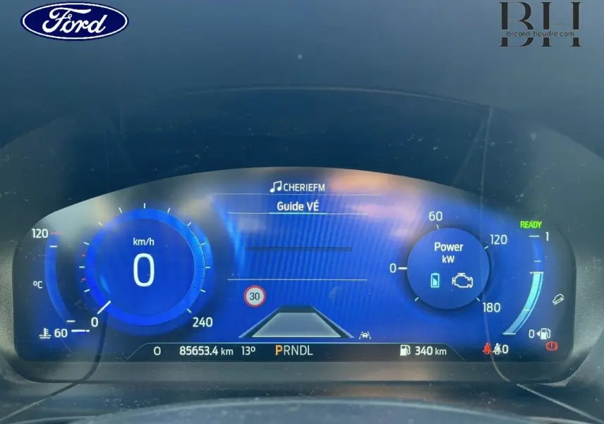 Tableau de bord numérique du Ford Kuga 2023 noir, affichant vitesse, puissance et assistance à la conduite.