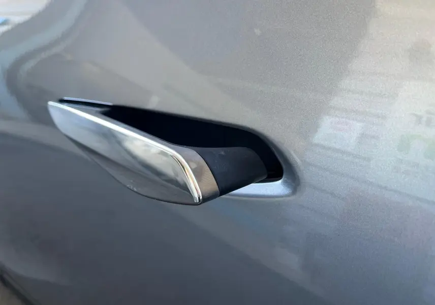 Poignée de porte grise chromée en gros plan sur DS3 Crossback Performance Line 2022, finition métallisée.