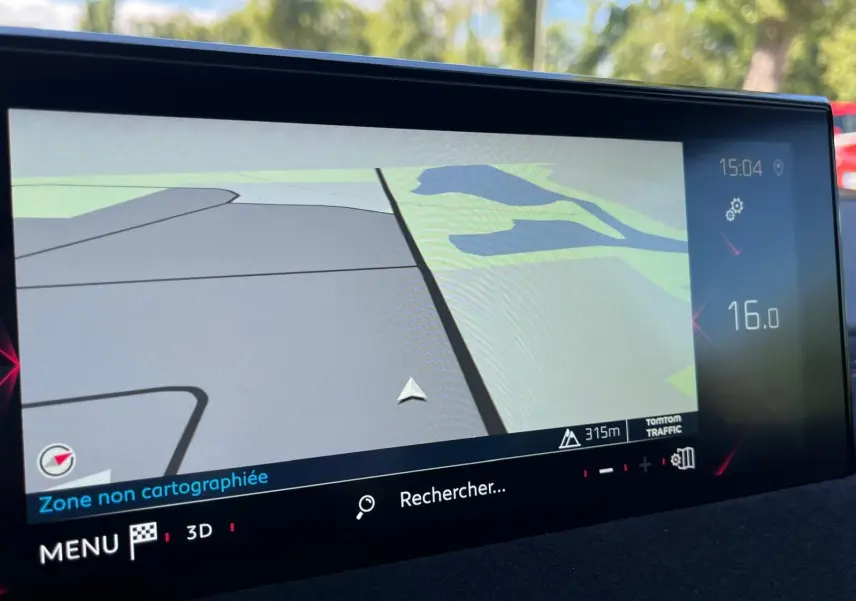 Écran tactile du système de navigation du DS3 Crossback Performance Line, affichant une carte en 3D.