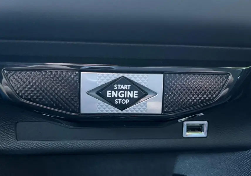 Bouton start/stop moteur avec inscription et prise USB visible sur la planche de bord du DS3 Crossback Performance Line gris.