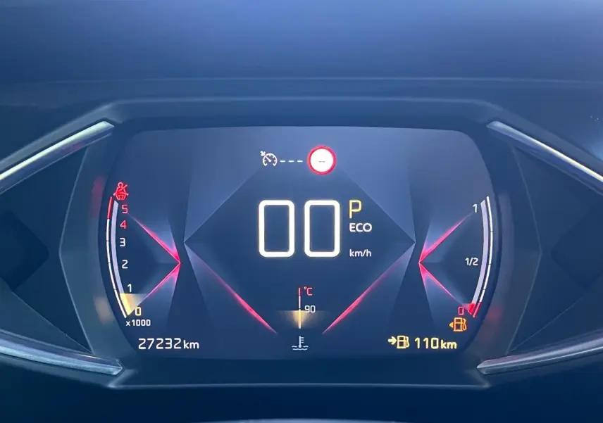 Tableau de bord numérique du DS3 Crossback Performance Line affichant vitesse zéro et jauges moteur et carburant.