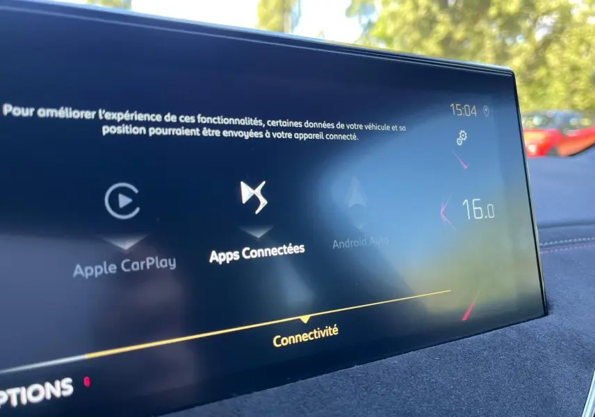 Écran tactile du système multimédia du DS3 Crossback Performance Line gris, affichant les options de connectivité.
