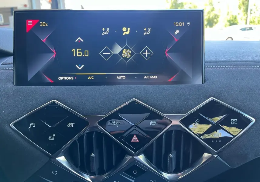 Vue rapprochée de la console centrale du DS3 Crossback Performance Line 2022, avec écran tactile et commandes en losange.
