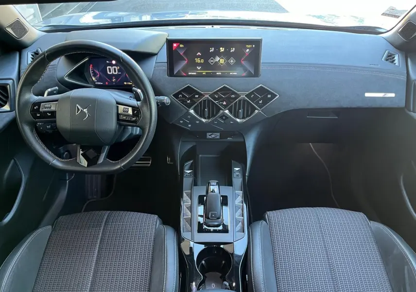 Vue intérieure avant du DS3 Crossback Performance Line 2022, tableau de bord noir avec écran tactile et volant DS.